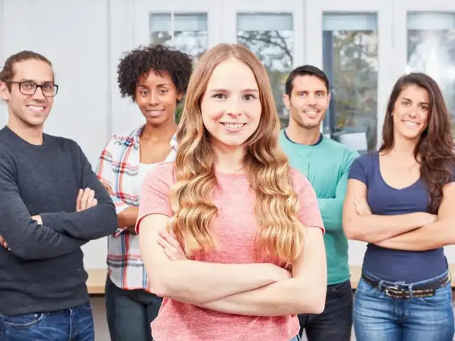 Jovens aprendizes em ambiente profissional
