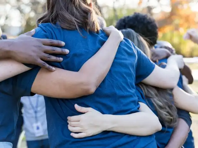 Equipe de voluntários unidos em ação social