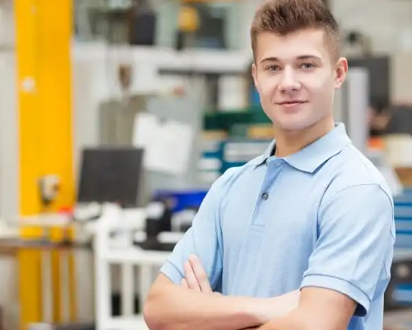 Jovem aprendiz em ambiente de trabalho