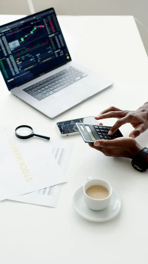 Profissional analisando dados e recursos para planejamento financeiro estratégico