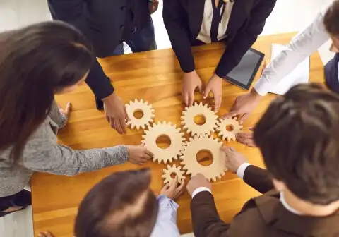 Equipe colaborando para construir soluções tecnológicas de impacto social